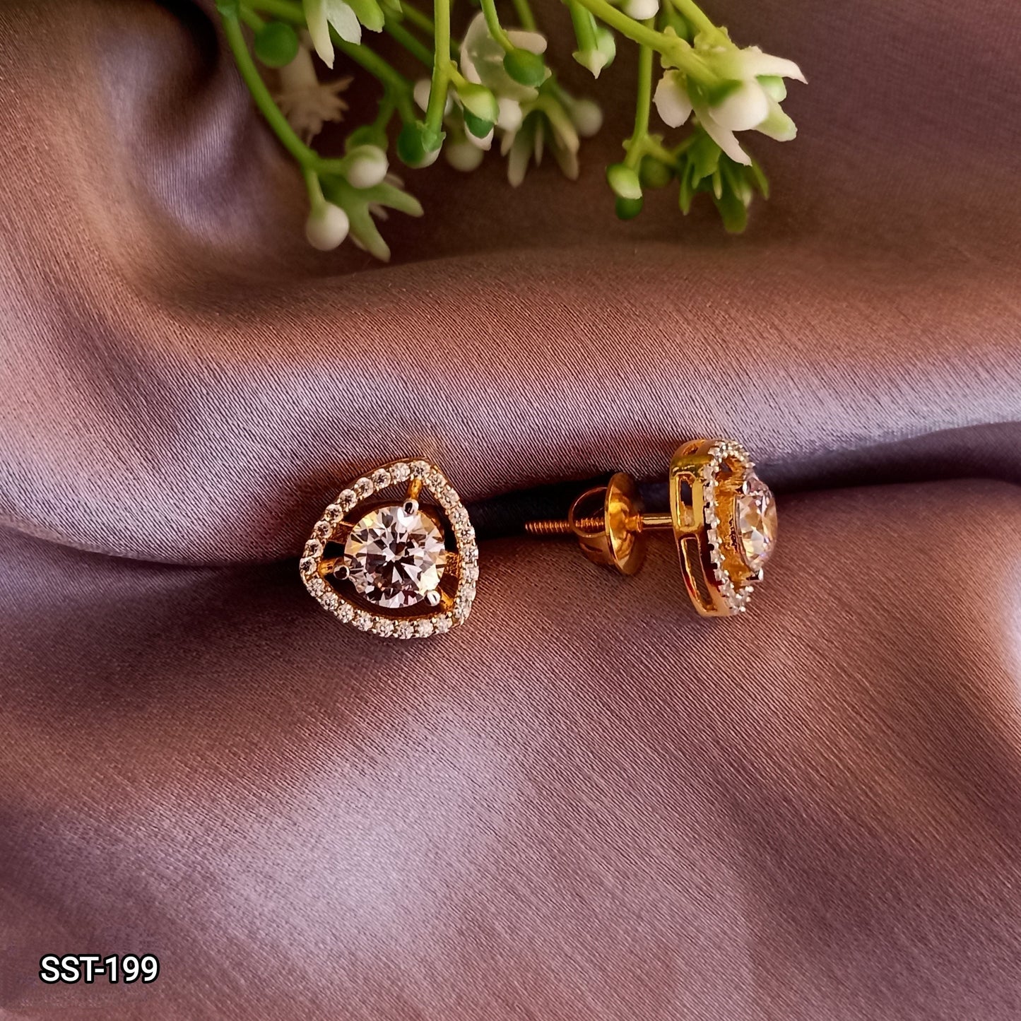 SST 199 | SINGLE DIAMOND WITH TRIANGLE HALO EARRING